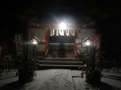 雪の夜の神社　①