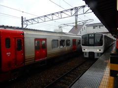 雨の日の駅ホーム　①