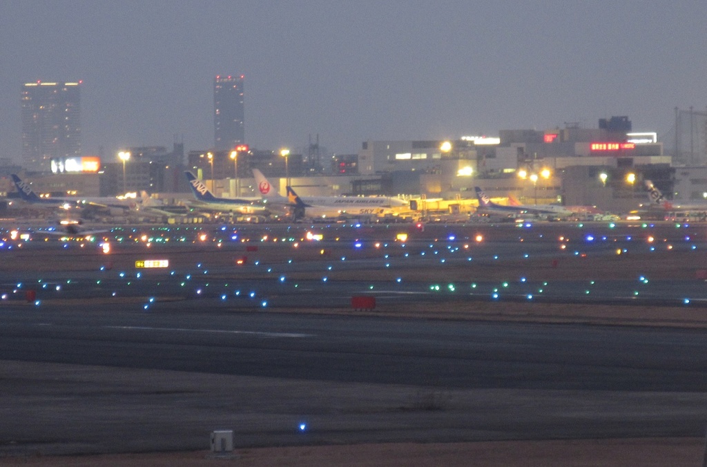 R34より見る夕暮れの福岡空港