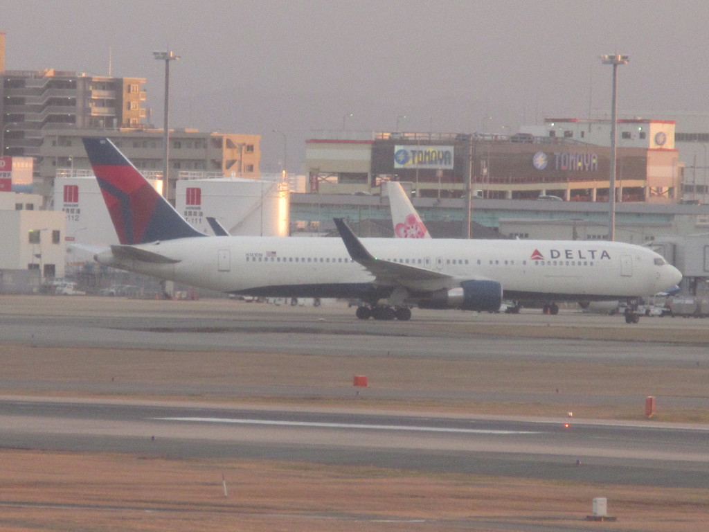DELTA B767-300到着