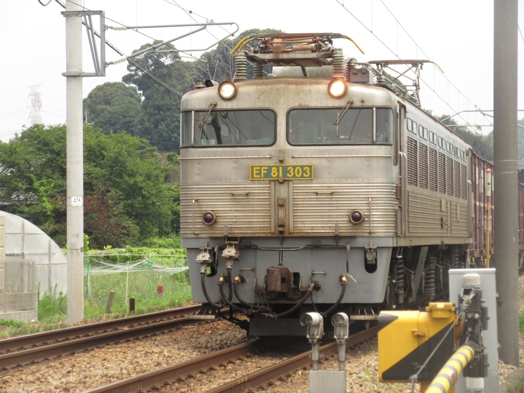 EF81-303貨物の通過　基山～けやき台間にて