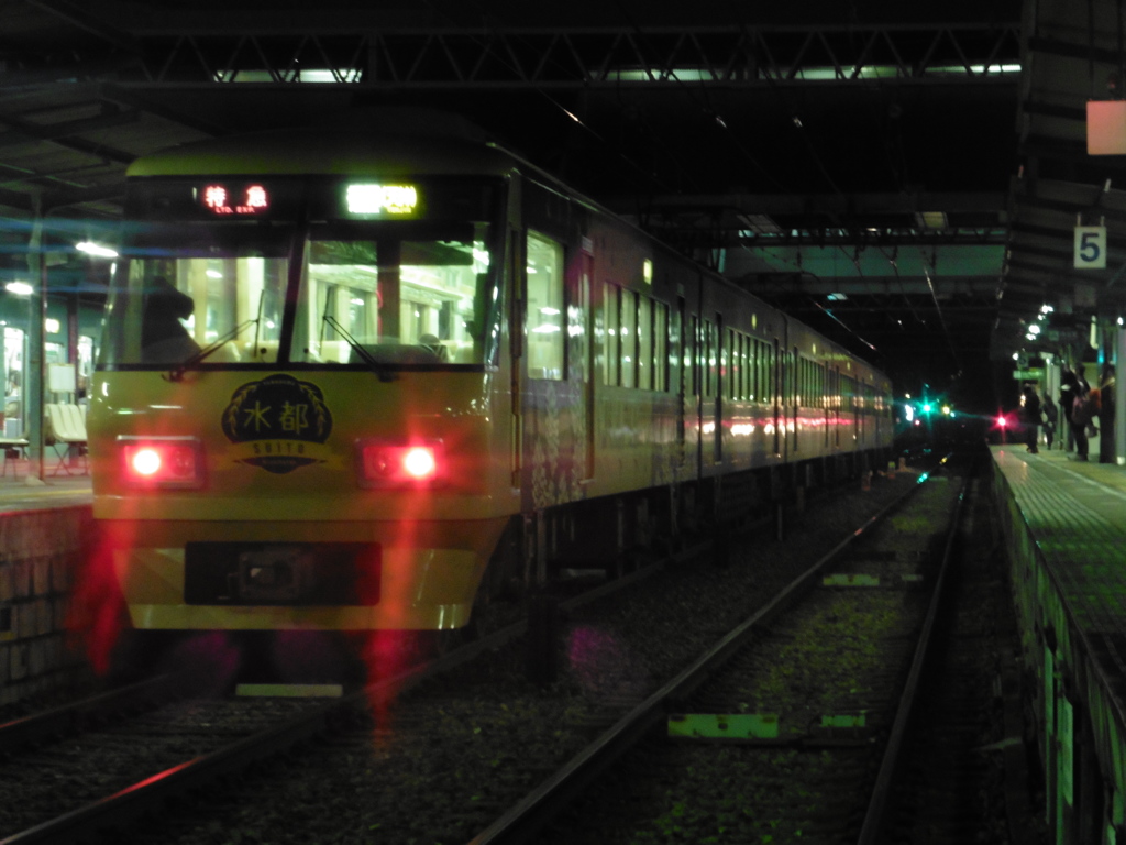 西鉄二日駅に停車中の8000系水都