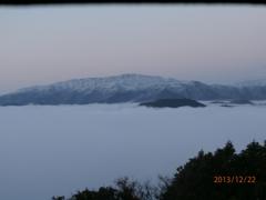 基山から眺める雪に覆われた九千部山