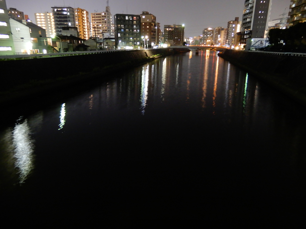夜の川と外灯の光