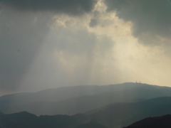 雲の隙間から差し込む光