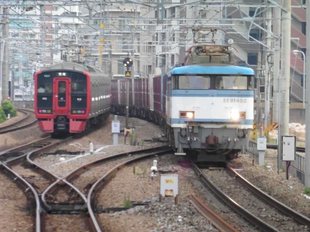 EF81-452貨物列車の通過