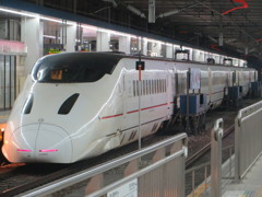 博多駅に停車中の800系新幹線