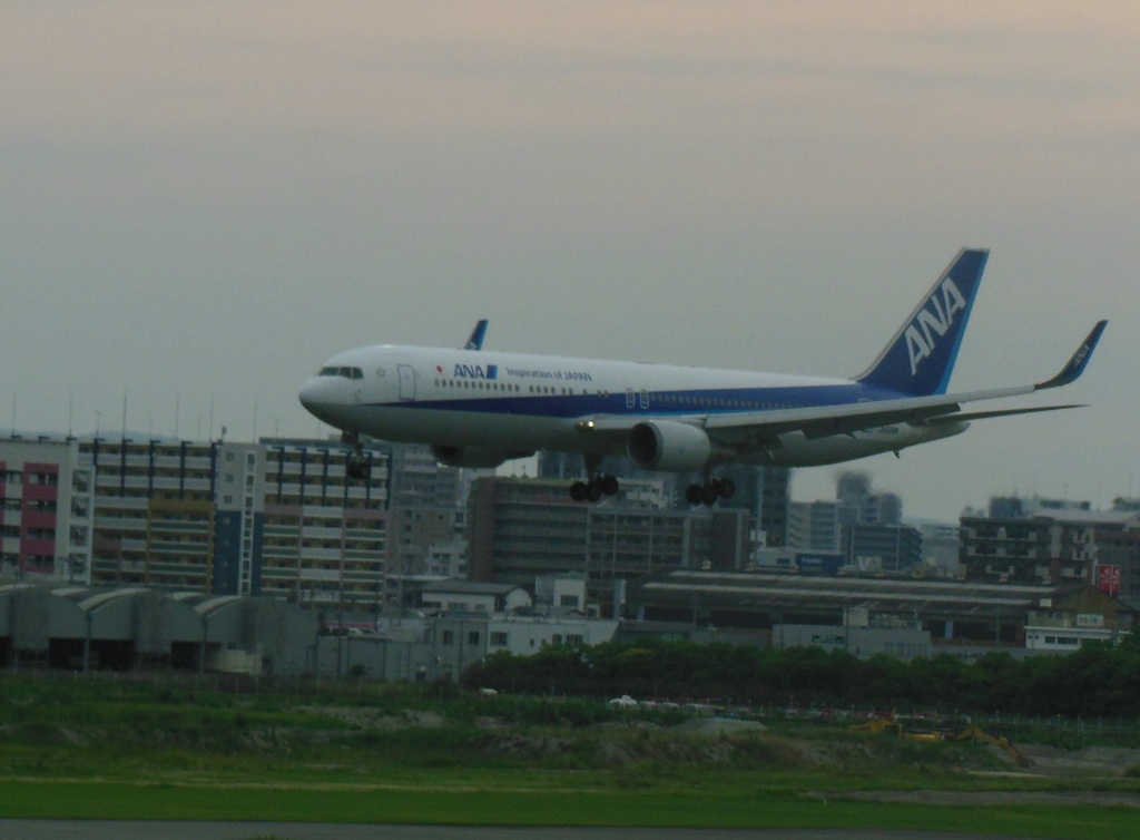 ANA  B767-300ER  WL　福岡空港ランディング　①