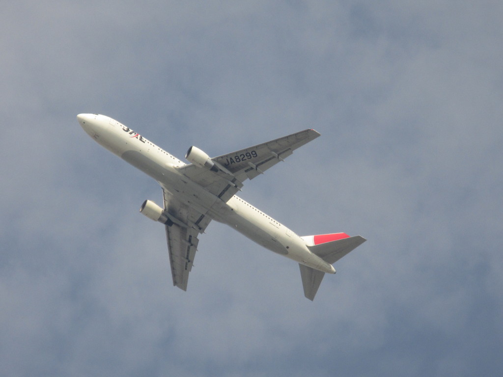 上空を通過するJAL　B767アーク塗装