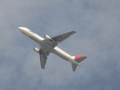 上空を通過するJAL　B767アーク塗装