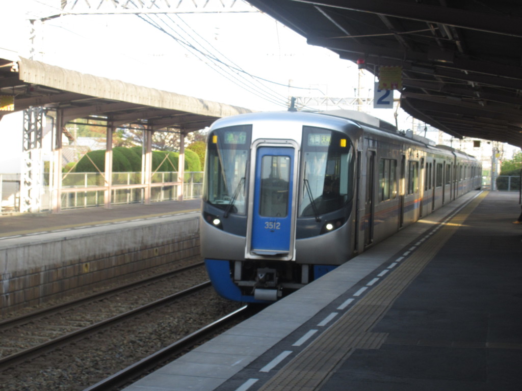 西鉄電車3000系通過