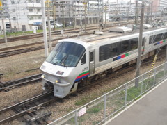 ホームの入れ替え作業を行う783系②