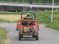 田舎を走る農業用の車