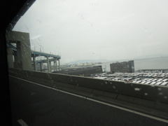 都市高速を通るバスの車内から見える博多港①