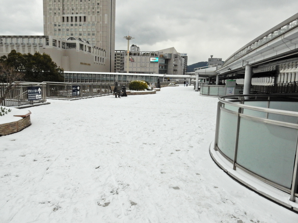 雪の街中　④