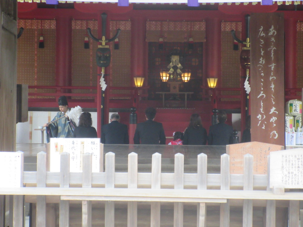 神社で祈願を受ける一行