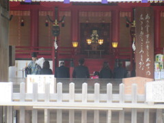 神社で祈願を受ける一行