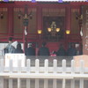 神社で祈願を受ける一行