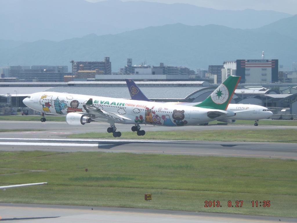 エバー航空ハローキティジェット到着