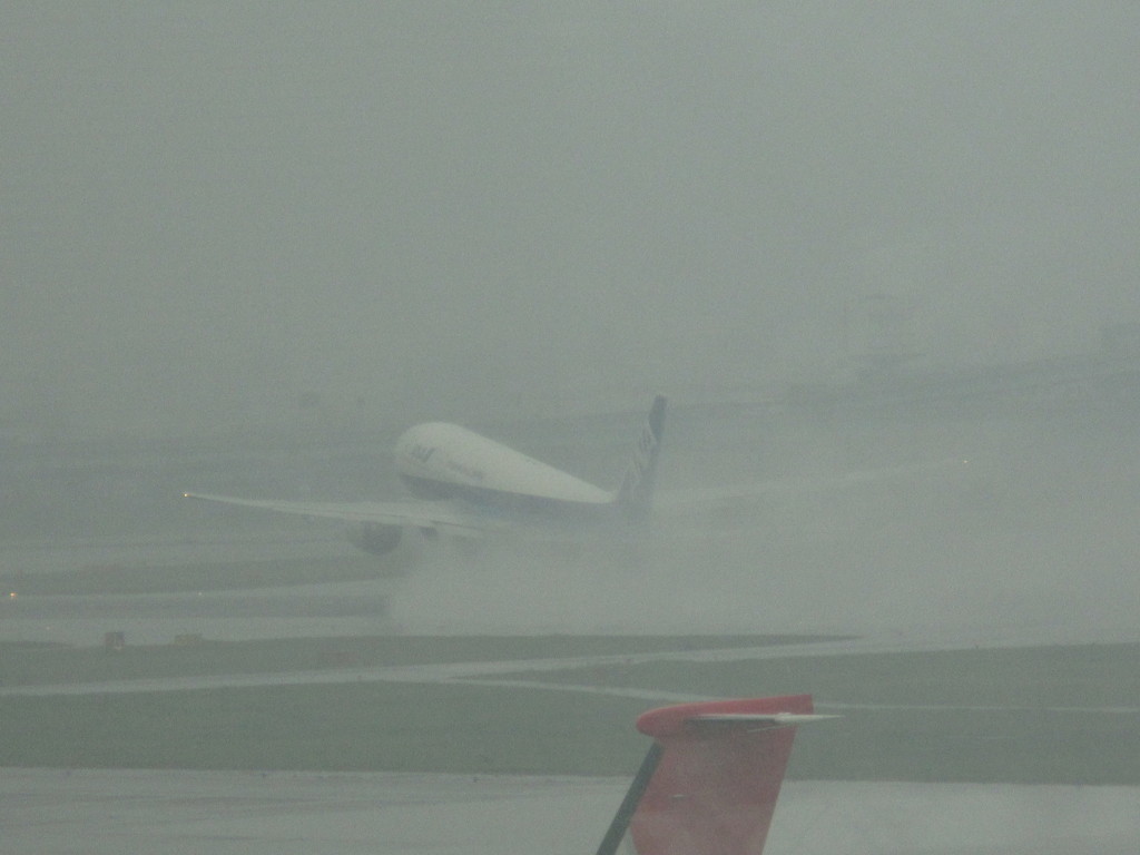 雨の福岡空港⑩