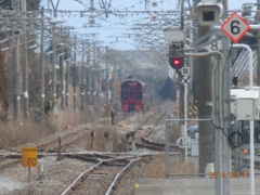 奥に進んでいく列車を見つめる