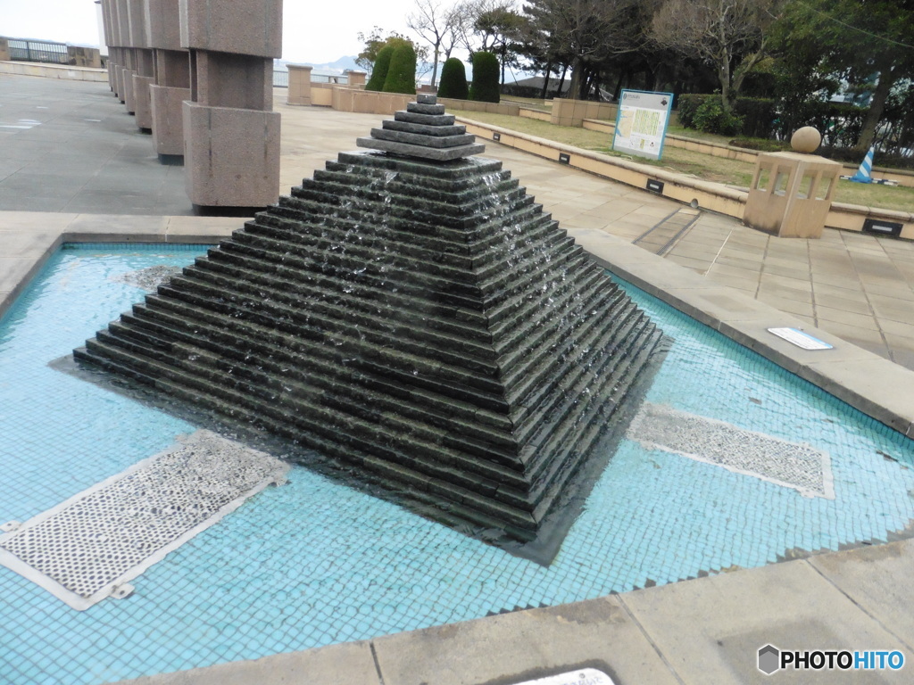 百道公園の水の流れるピラミッドです。