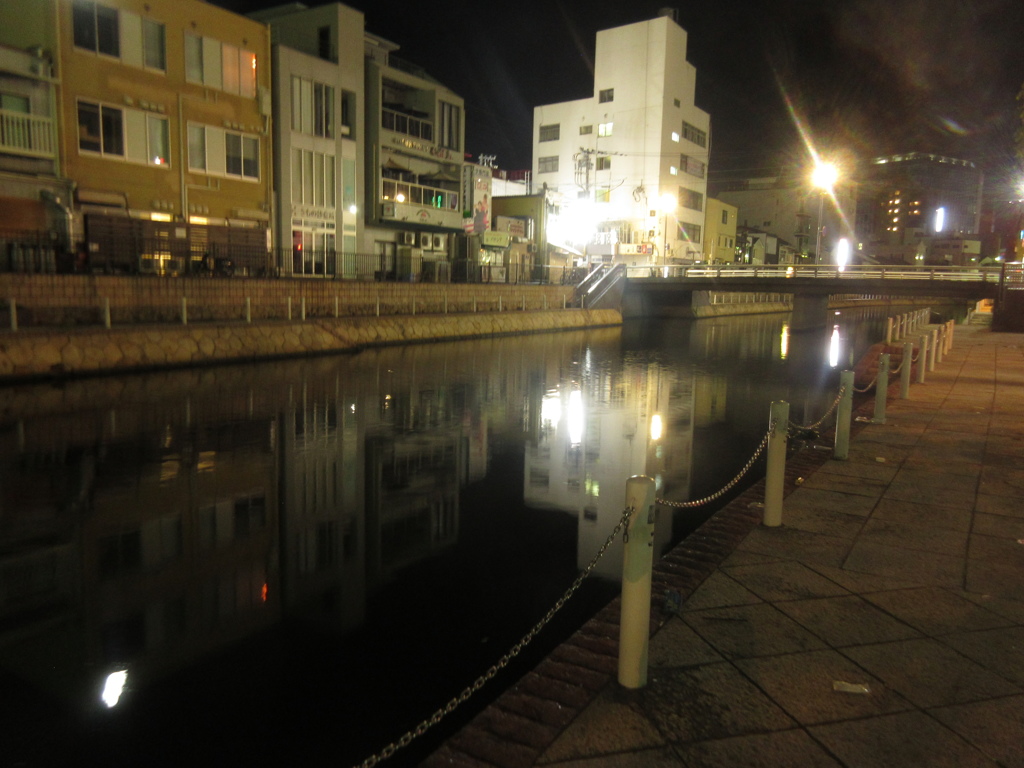 夜の中洲の川沿い②