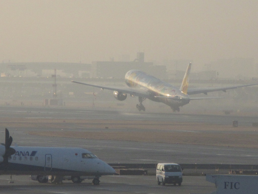 ANA  B773 ポケモンジェット離陸②