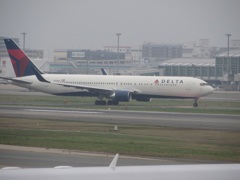 デルタ航空767到着