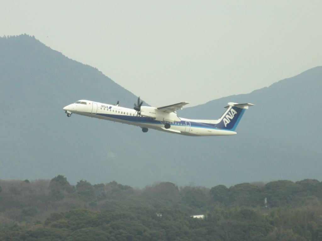 飛ぶ　ANA　ボンバルディア