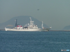 沖合いを航行する水産庁の船