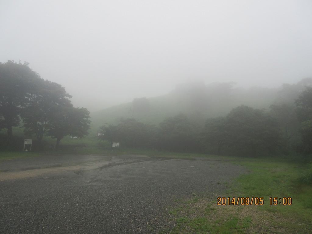 霧で覆われた山の中腹