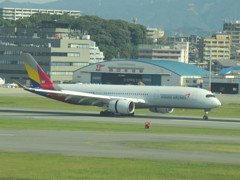 福岡にASIANA　A350が飛来です　①