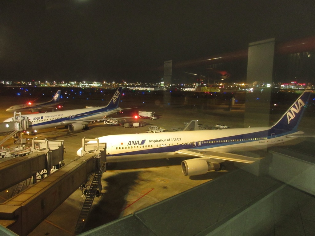 夜の展望台から見る3機のANA
