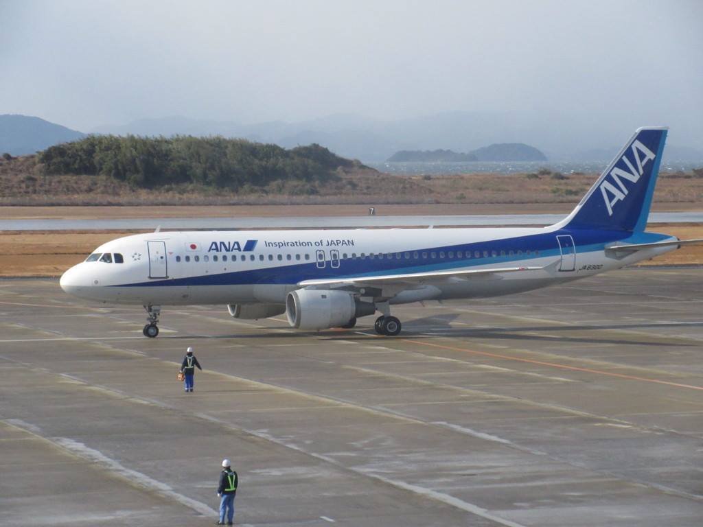 長崎空港を出発するANA A320