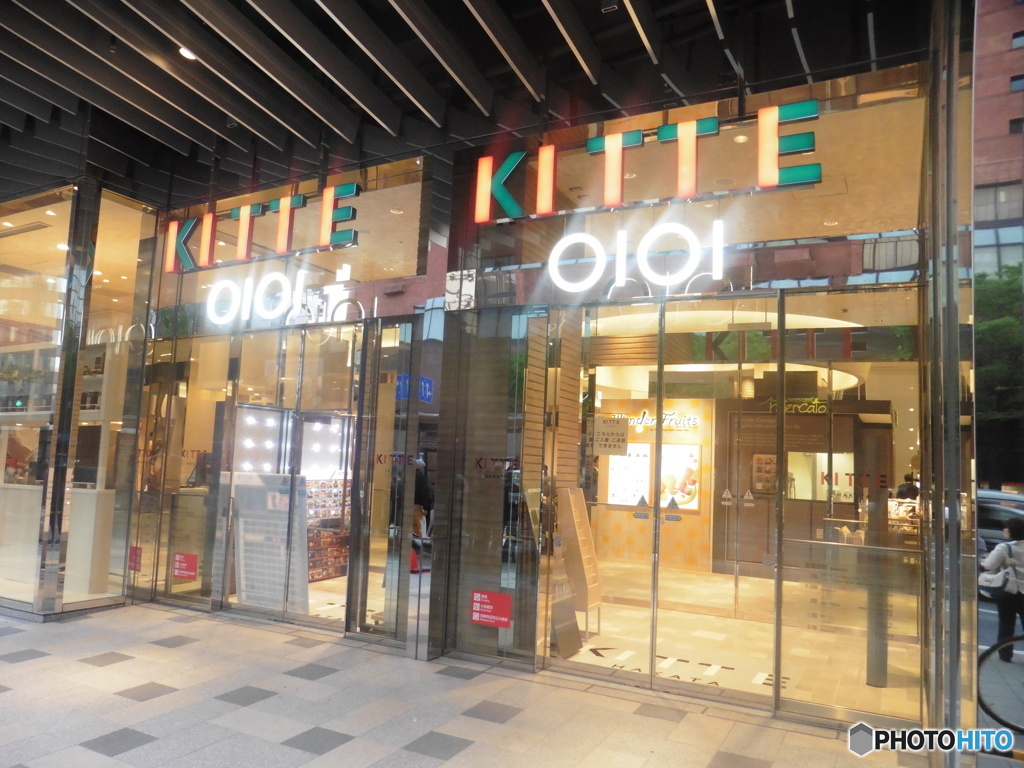 開店間近のKITTE　OIOI