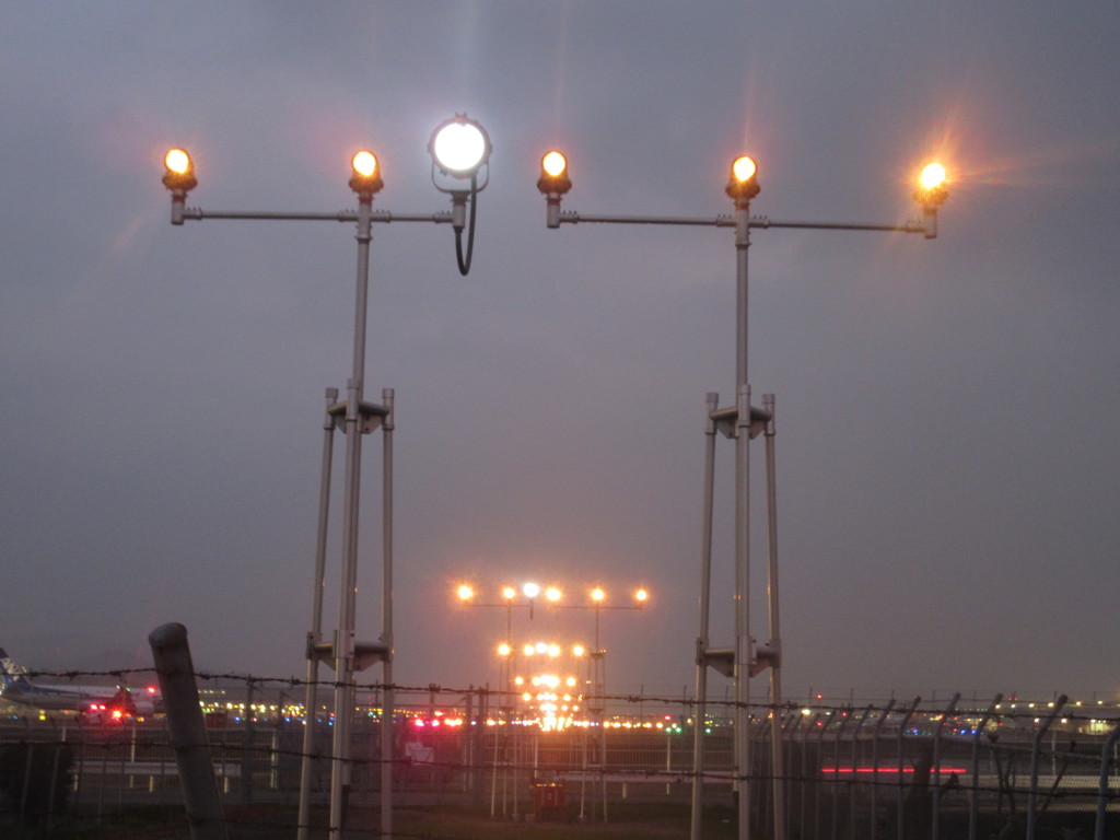 夜の空港の進入灯