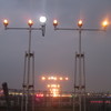 夜の空港の進入灯
