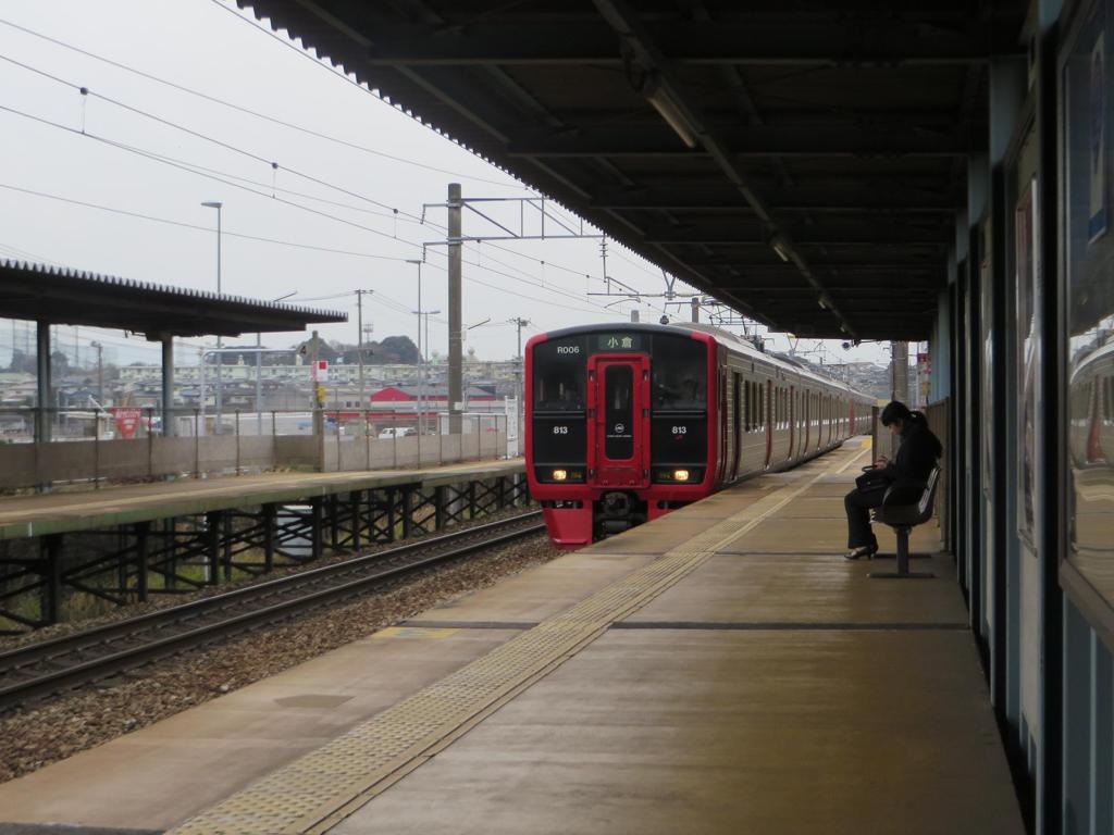 けやき台駅を通過する上り８１３系快速