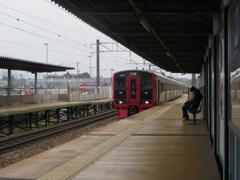 けやき台駅を通過する上り８１３系快速