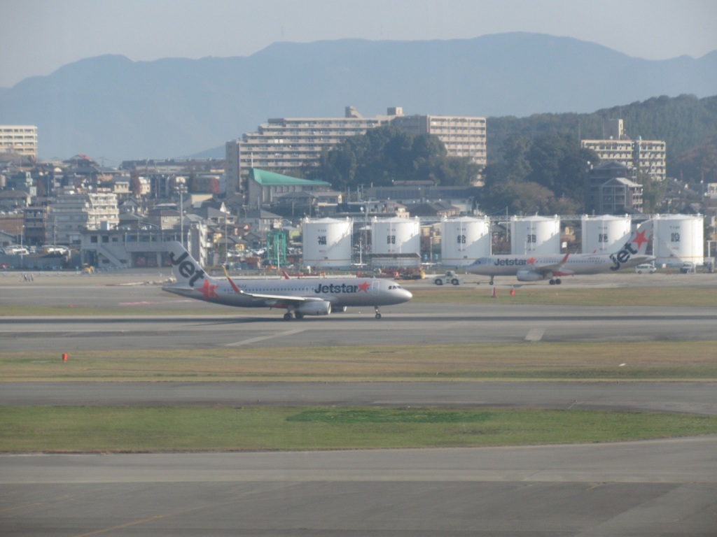 向い合ったジェットスター