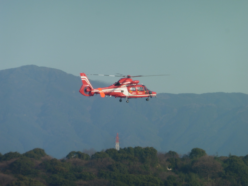 空港周辺を飛行する消防ヘリ