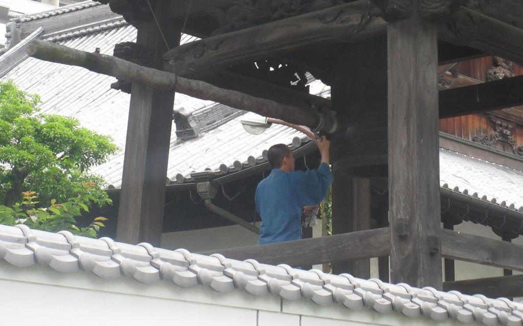 夕刻の鐘を鳴らす僧侶さん