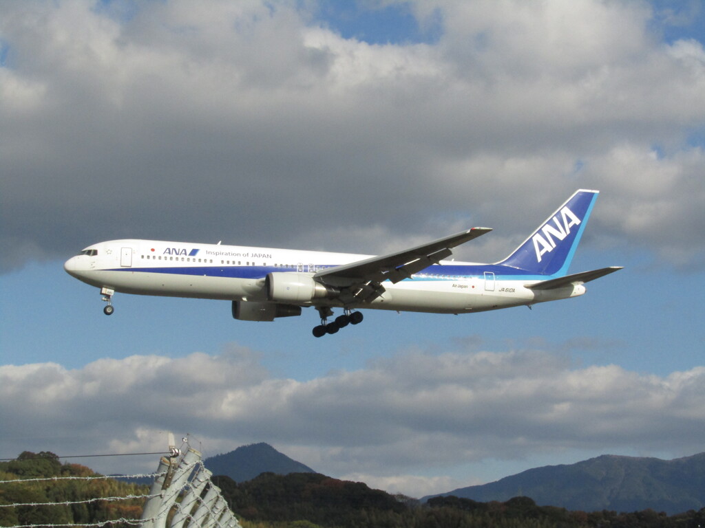 ANA  B767-300ER  JA610A　福岡空港