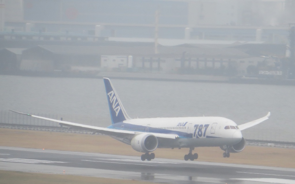 羽田に着陸するANA787