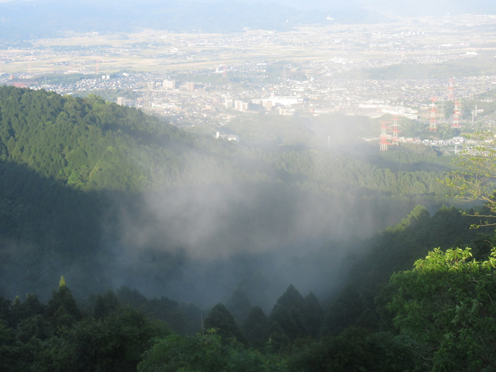 山麓より立ち上がる雲