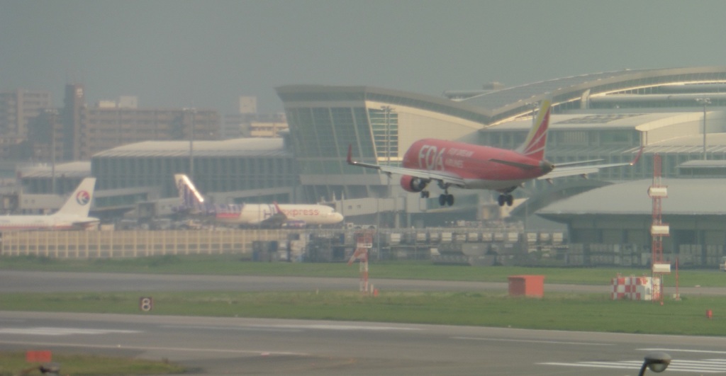 北側の高台より眺める空港③