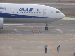 手を振って見送る係員①