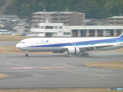B767の着陸とみずしぶき