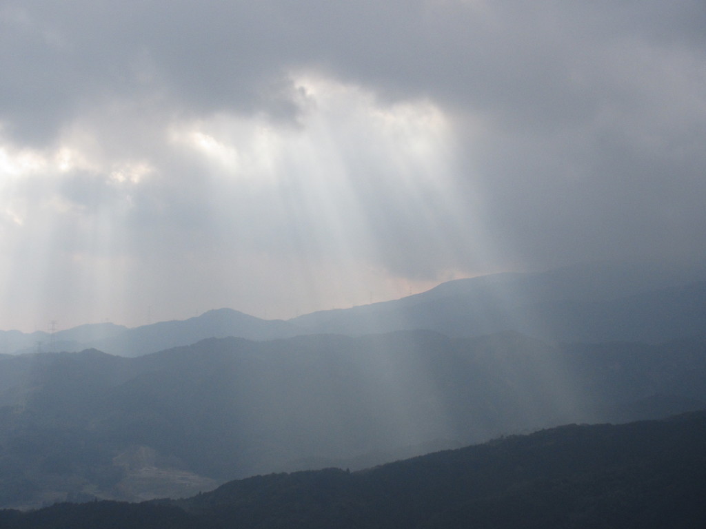 空から差し込む太陽光　②